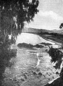 — La plage vue de la Fontaine des sangliers —