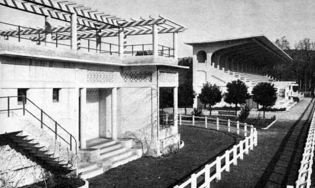 Philippeville, le Parc des Sports et l'hippodrome - le pavillon du pesage et les tribunes
